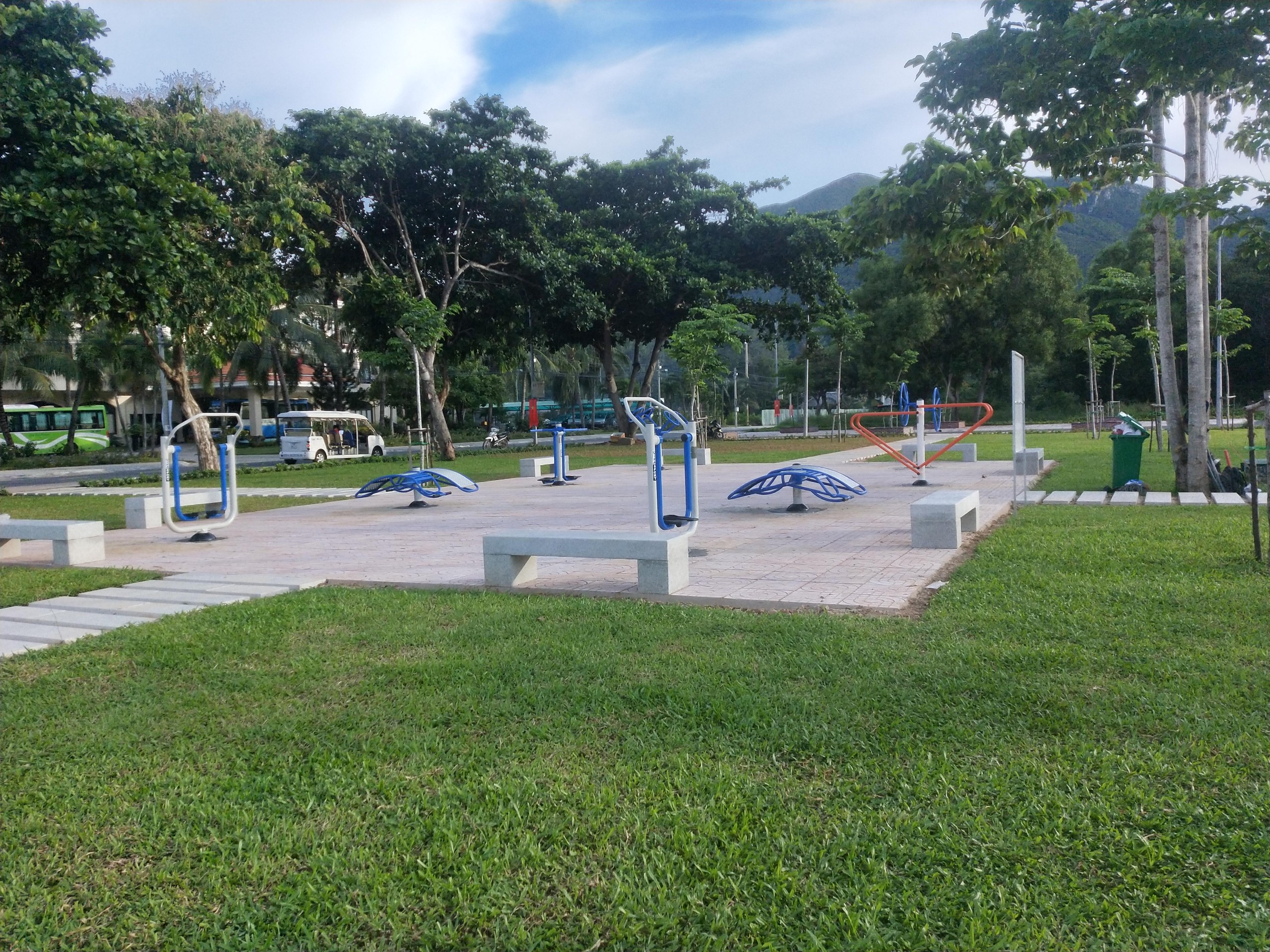 Các dụng cụ thể thao ngoài trời có độ bền cao