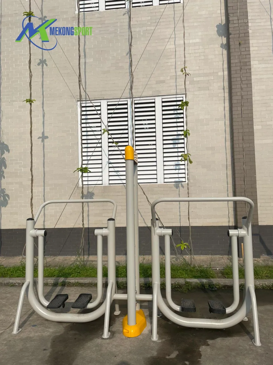 máy tập cơ bụng ngoài trời