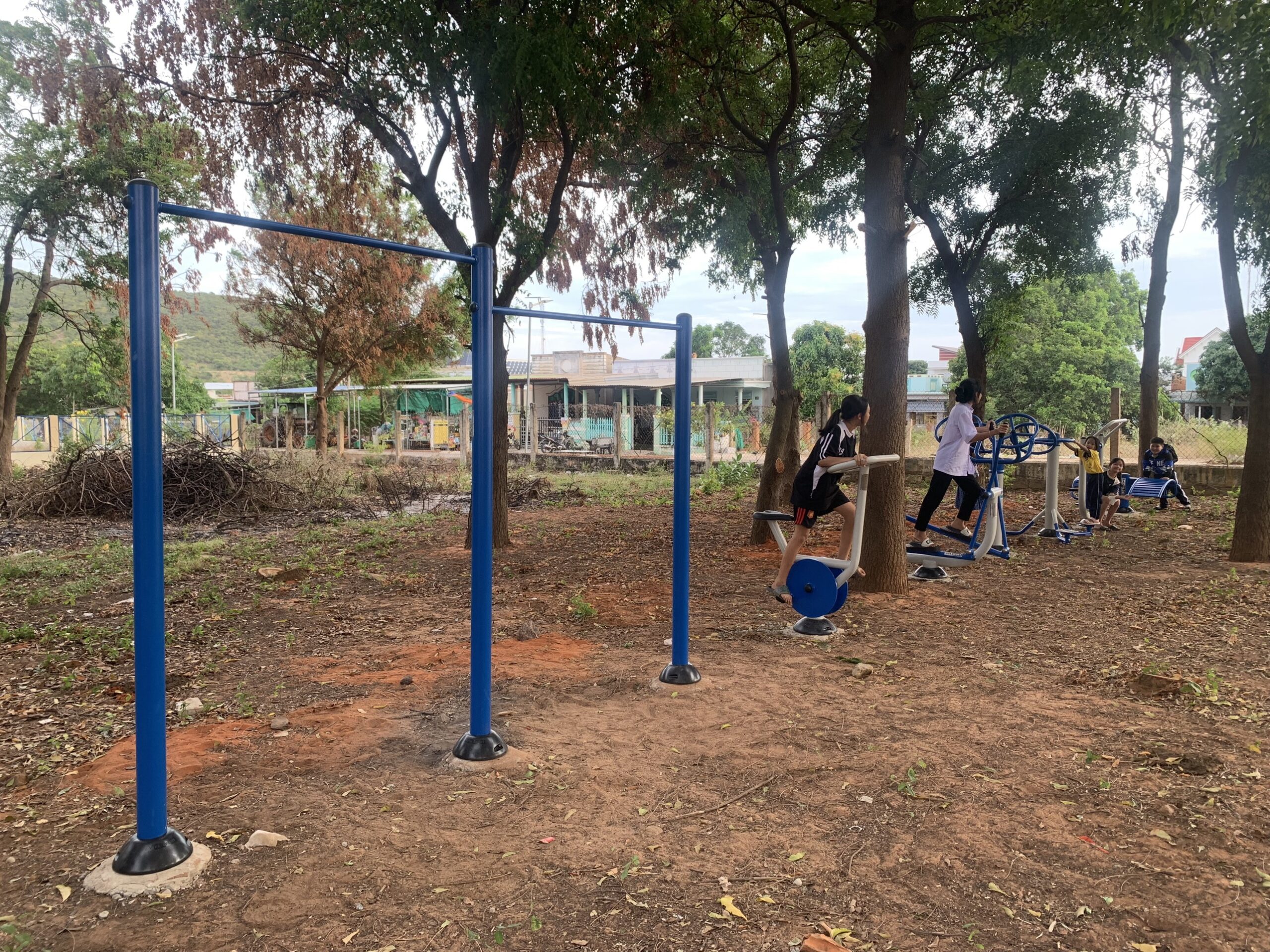 du toan chi phi thiet bi the thao ngoai troi cho khong gian cong cong scaled