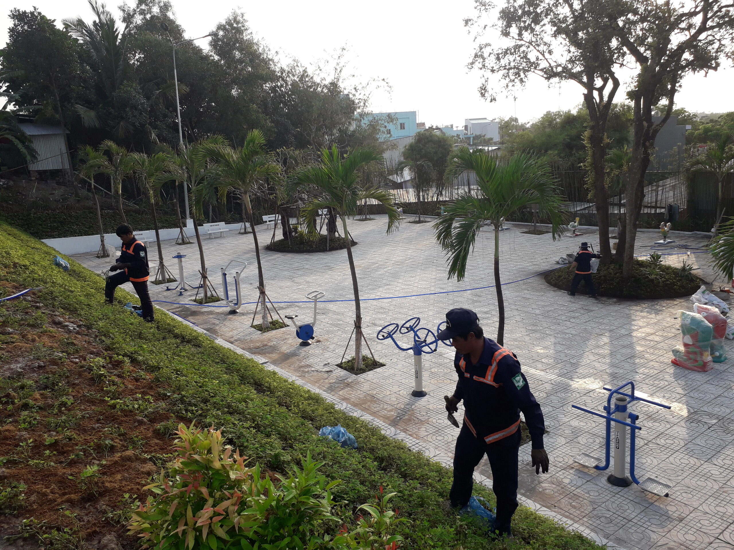 noi ban thi cong lap dat thiet bi the thao ngoai troi scaled