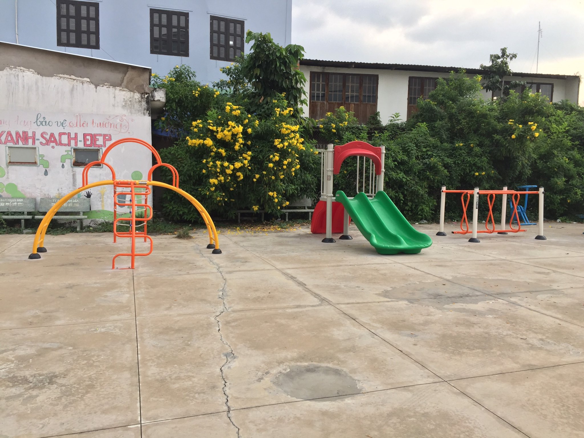 Danh mục thiết bị vận động và đồ chơi ngoài trời cho trẻ mầm non theo quy định nhà nước