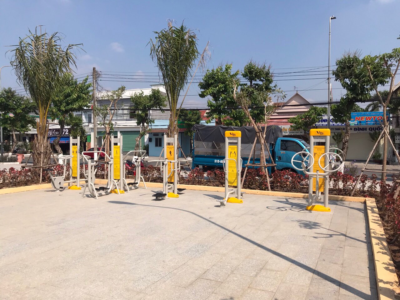 lap thiet bi the duc ngoai troi tai vuon hoa