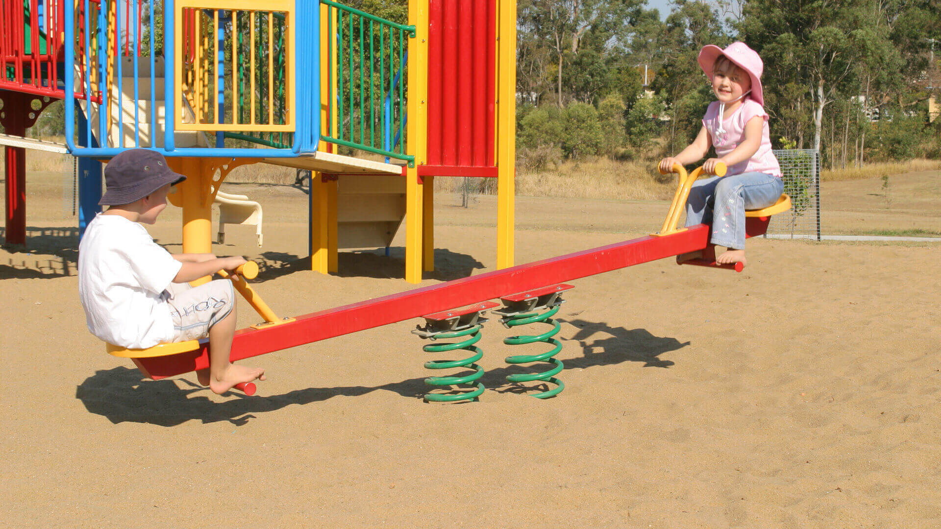 3 cách lót sàn cho sân chơi trẻ em ngoài trời tại các dự án chung cư