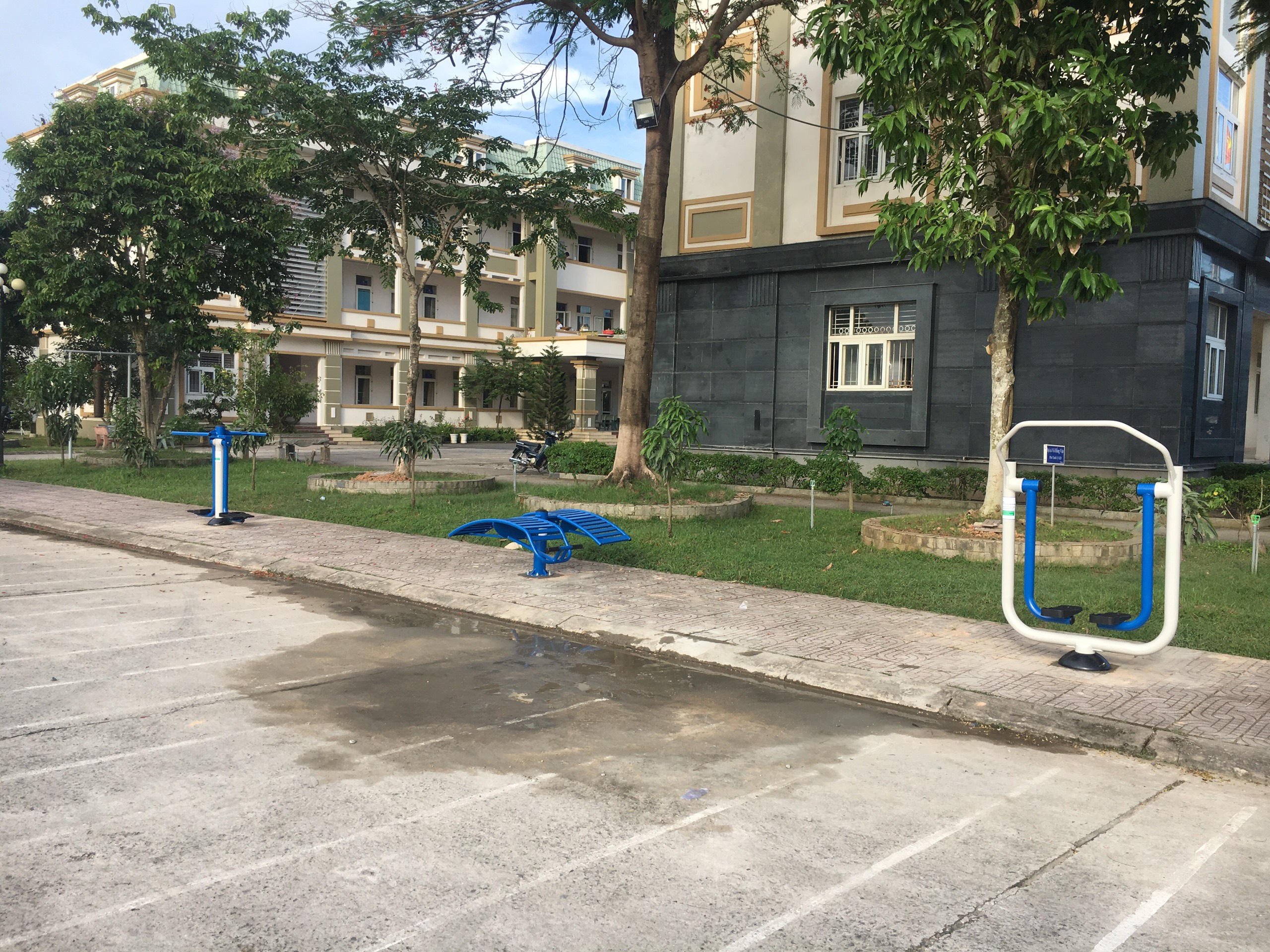 Giá dụng cụ tập thể dục ngoài trời mới nhất hiện nay?