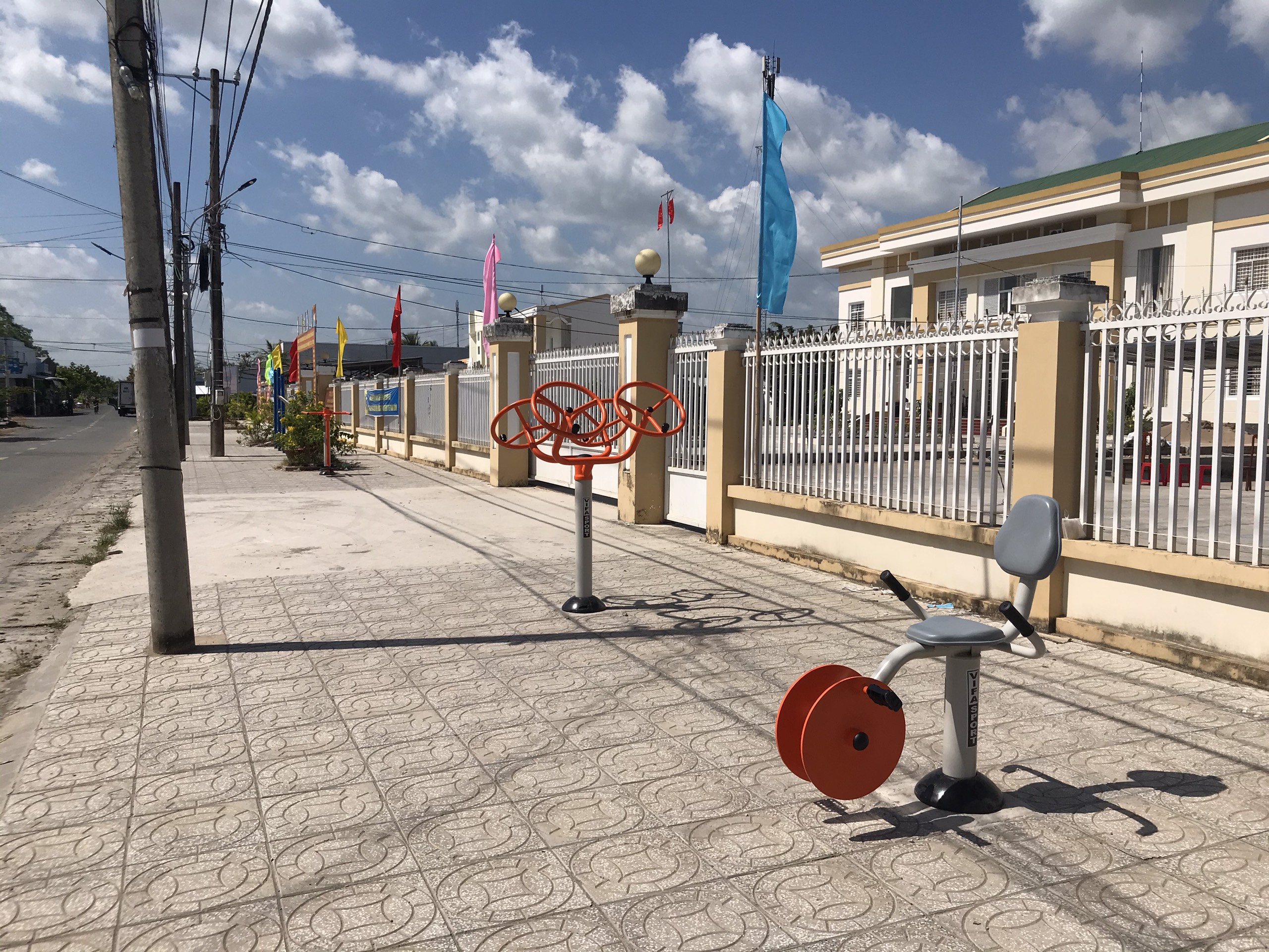 mẫu máy tập đạp chân ngoài trời