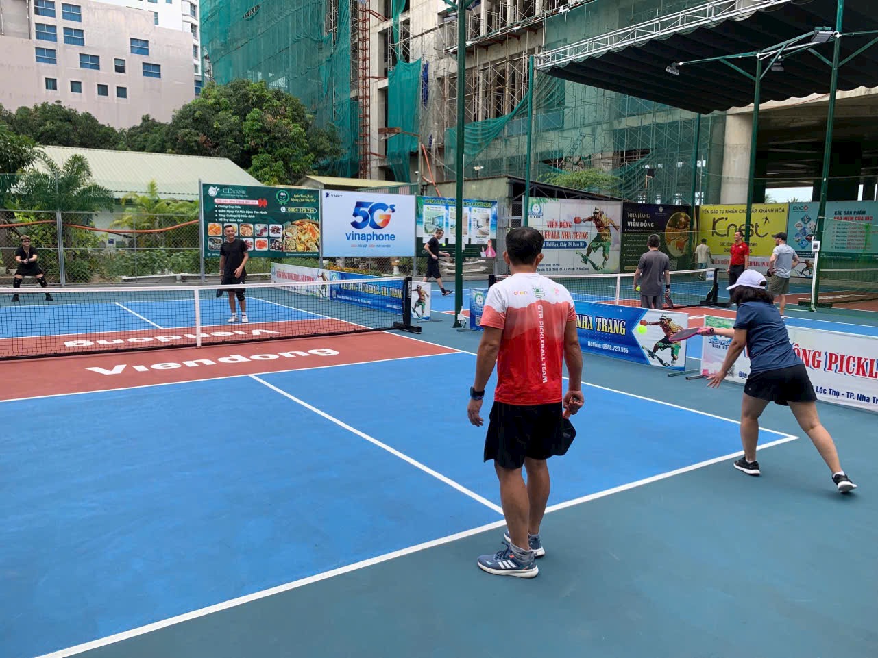 người chơi pickleball trên sân