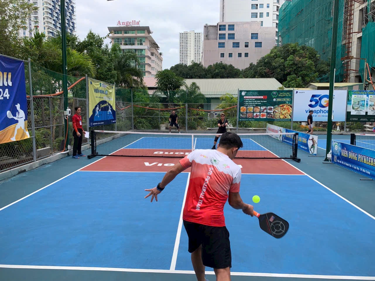 sân pickleball ngoài trời